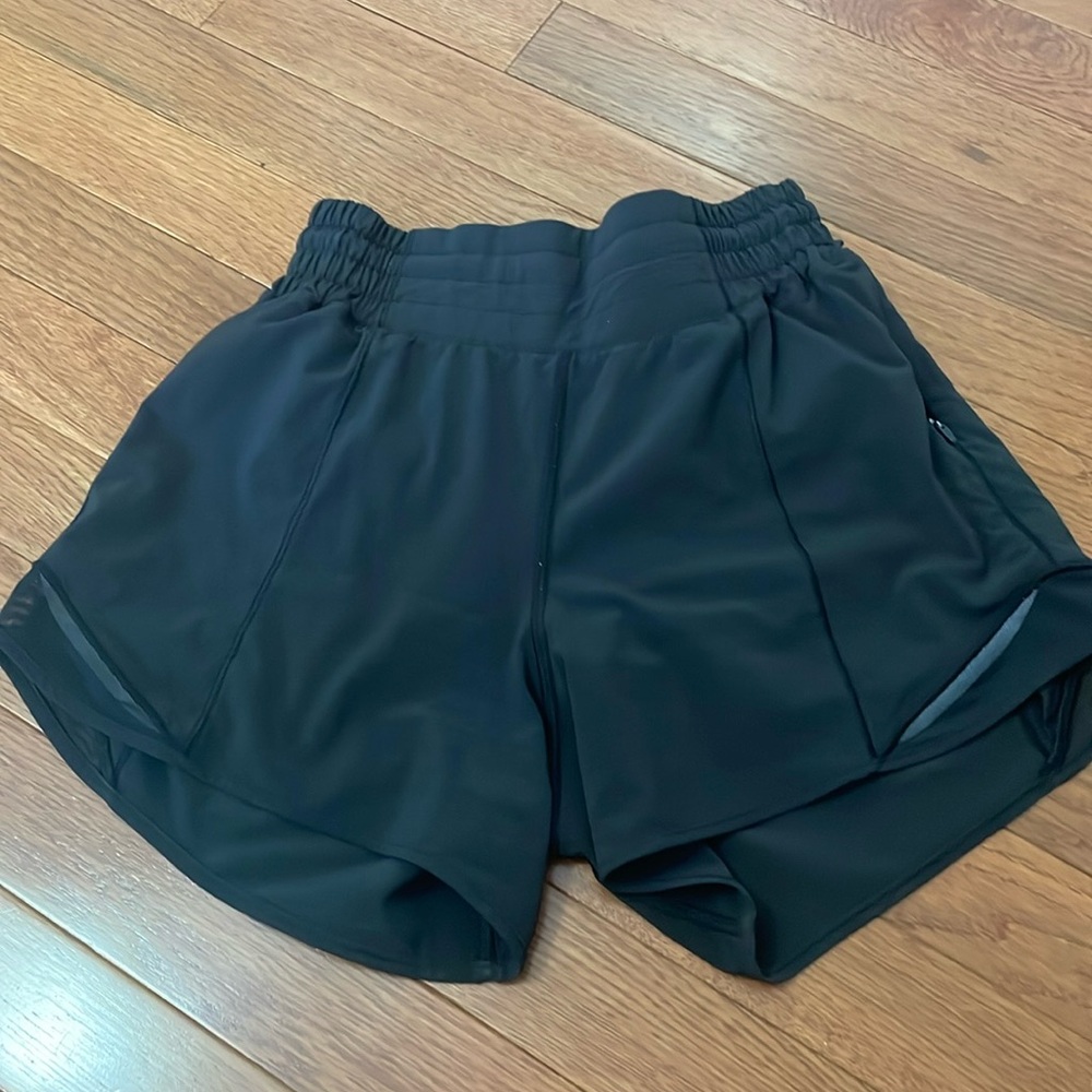 black lululemon hotty hots size 2, 4 inch inseam high rise